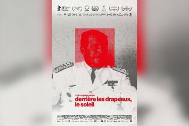 DERRIÈRE LES DRAPEAUX, LE SOLEIL