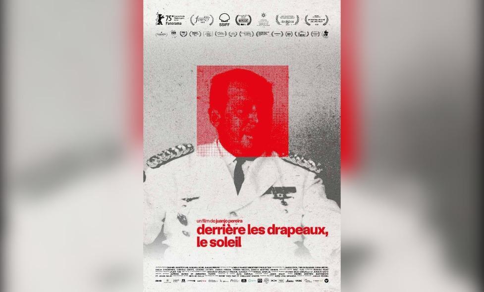 DERRIÈRE LES DRAPEAUX, LE SOLEIL - Agrandir l'image, fenêtre modale